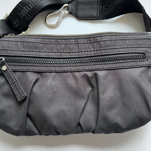Lululemon Waist Bag Travel Sling Black Cross Body Chunky Metal Zip Front Pocket - Picture 4 of 9